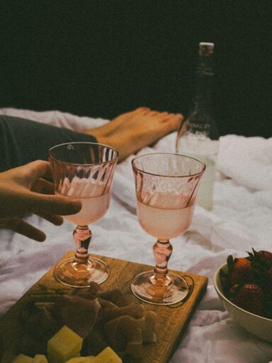 Jak właściwie zestawiać napoje z deserami — praktyczne podpowiedzi