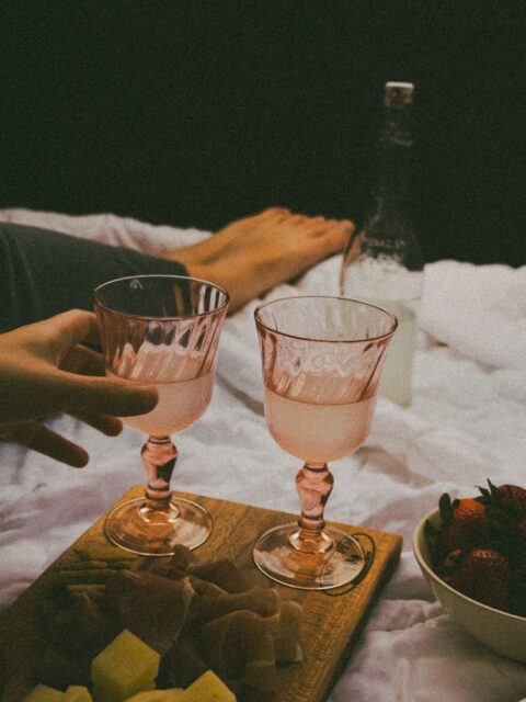 Jak właściwie zestawiać napoje z deserami — praktyczne podpowiedzi